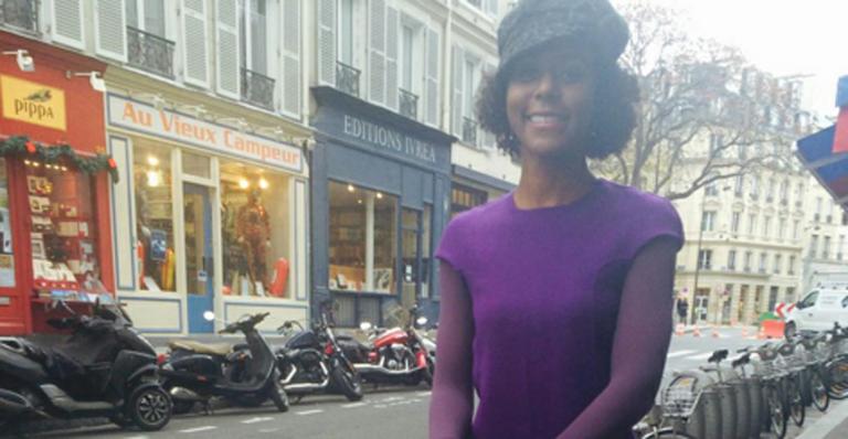 Maria Júlia Coutinho posa elegante em Paris e ganha elogios: “Parece uma boneca”