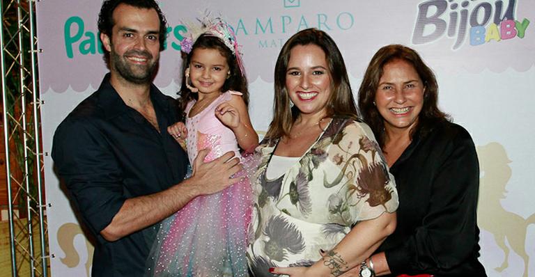 Mariana Belém faz chá de fraldas beneficente