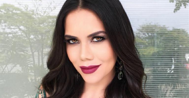 Daniela Albuquerque posa sem maquiagem e de camisola amamentando a filha