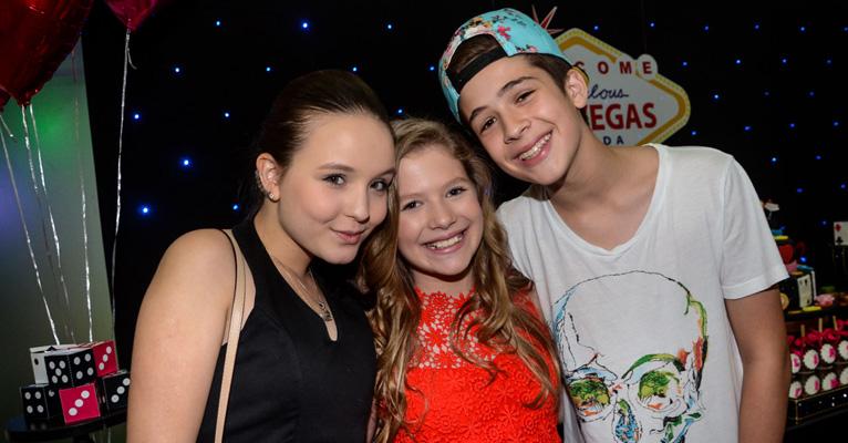 Larissa Manoela e João Guilherme curtem festa de Julia Simoura