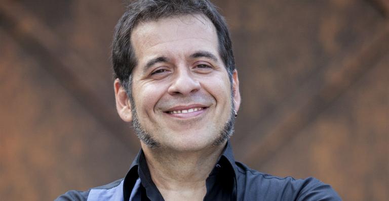 Sem camisa, Leandro Hassum exibe boa forma na praia e impressiona fãs: “Inacreditável”