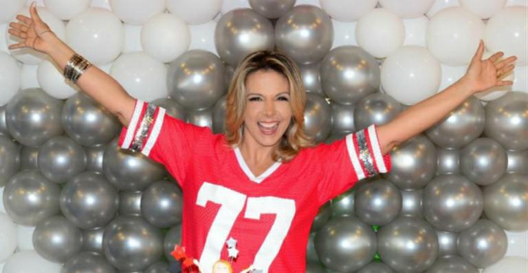 Carla Perez exibe corpão só de biquíni na praia e ganha chuva de elogios