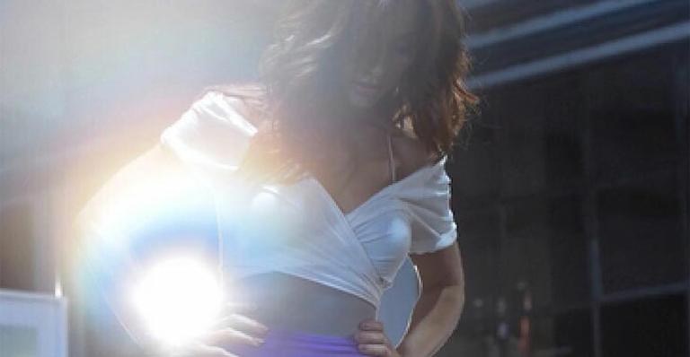Flashdance? Sabrina Sato cria look dos anos 80 para exibir penas saradas