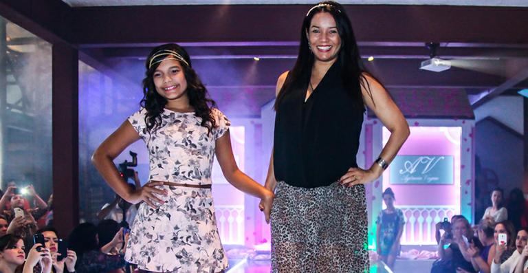 Grávida, Mônica Carvalho desfila ao lado da filha, Yaclara