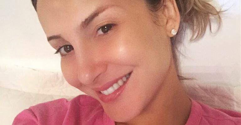 Claudia Leitte posa sem maquiagem na cama
