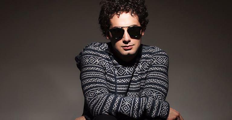 Rafael Almeida grava ‘Codinome Beija-Flor’ de Cazuza e posta no Youtube