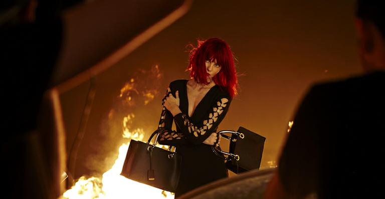 Carol Trentini surge ruiva em campanha de inverno