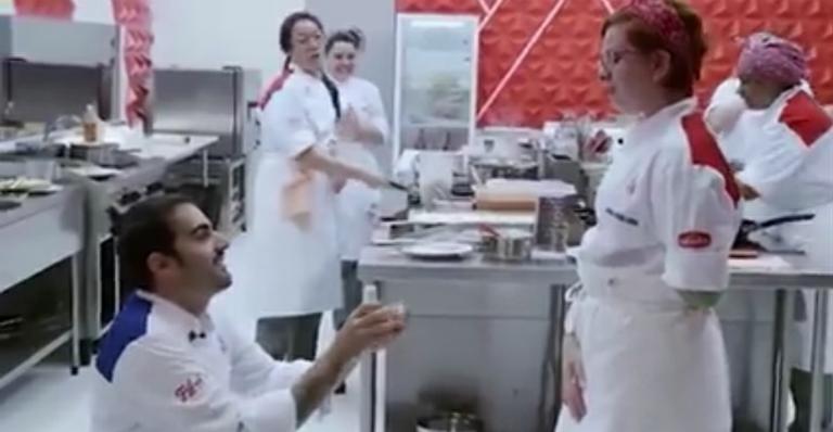 Participante pede namorada em casamento durante o Hell’s Kitchen no SBT