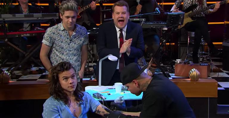 Na TV, One Direction brinca de ‘roleta russa’ e Harry Styles tatua nome de programa no braço
