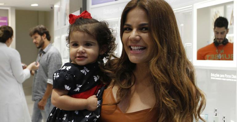 Nívea Stelmann curte a filha em dia de beleza