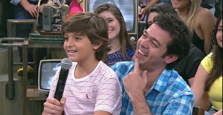 Filho de Bruno Mazzeo rouba a cena na TV e elogia o paizão: ‘Me incentiva’