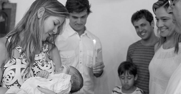 Fernanda Gentil e Matheus Braga batizam Gabriel: “Que ele cresça com saúde e paz”