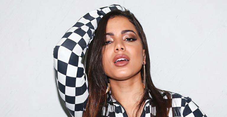 Com figurino provocante, Anitta recebe Dani Calabresa e Luis Miranda em show