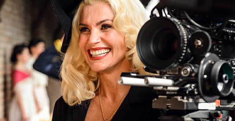 Platinadíssima, Flavia Alessandra posa caracterizada como a vilã da próxima novela das seis