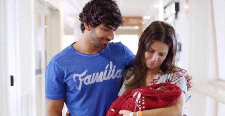 Deborah Secco mostra marido e filha dormindo: “Gratidão”