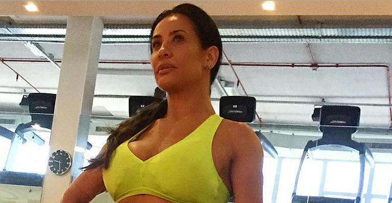 Scheila Carvalho exibe barriga trincada: ‘Dia de queimar os excessos do final de semana’