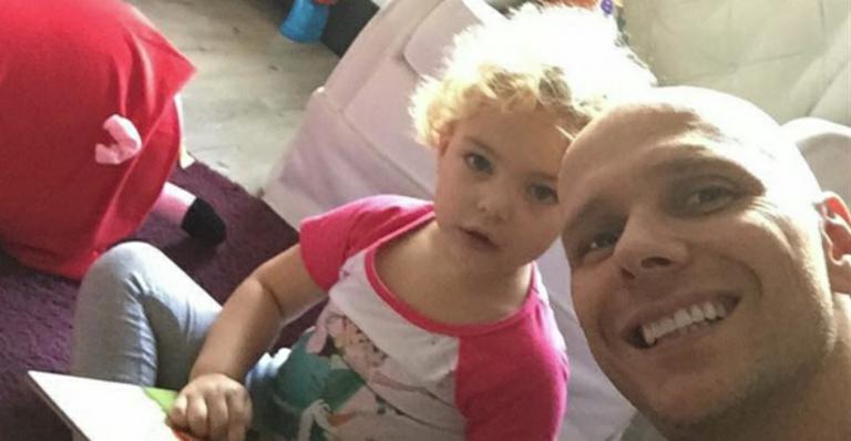 Fernando Scherer mostra a filha em avião e se derrete: “Crescendo e muito independente”