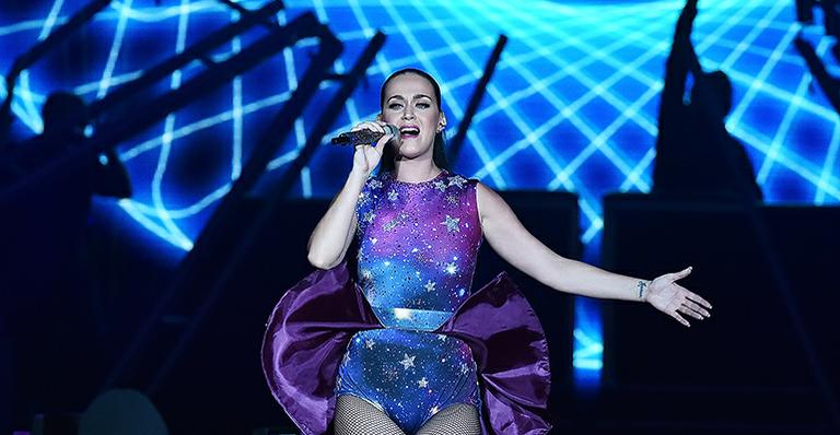 Katy Perry leiloa violão coberto de swarovski que usou em turnê para ajudar fundação de Rihanna