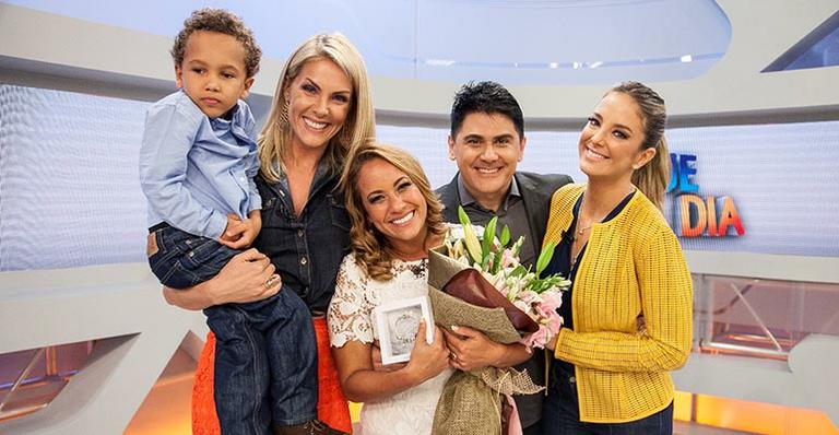 Apresentadora Renata Alves volta de férias e comemora aniversário