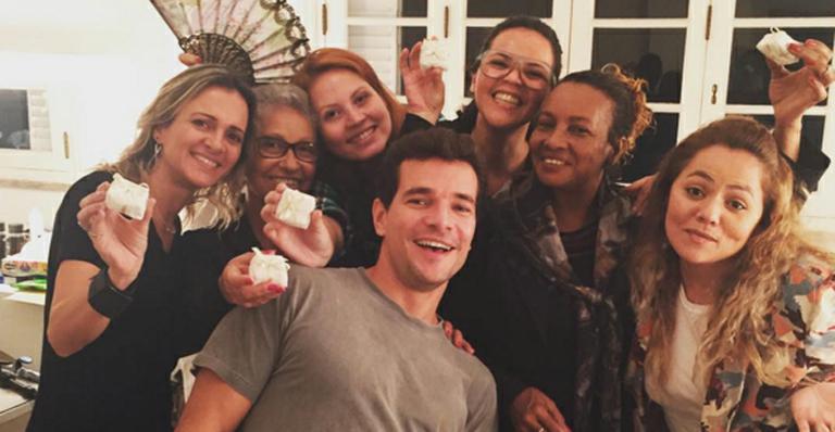 Sem lua de mel! Daniel de Oliveira distribui bem-casados para equipe em gravação