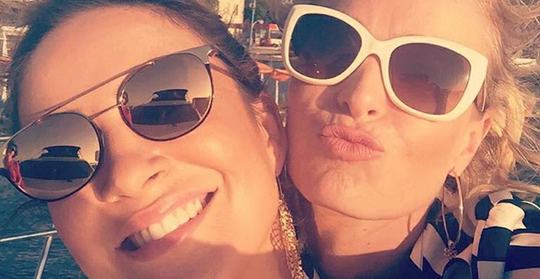 Angélica passeia de lancha com Claudia Leitte na Bahia