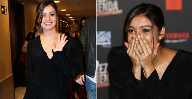 Dois dias após o casamento, Sophie Charlotte aparece sorridente e exibe aliança em coletiva