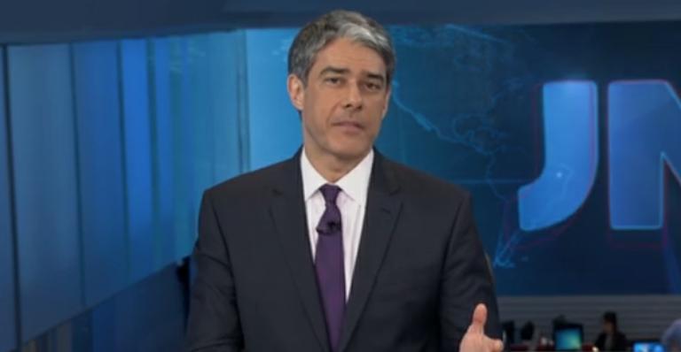 De férias do ‘Jornal Nacional’, William Bonner aparece barbudo e fazendo ‘carão’ em selfie