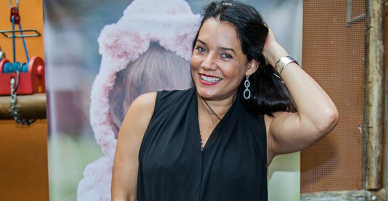 Monica Carvalho mostra a herdeira recém-nascida nos braços do pai: ‘Corujando’