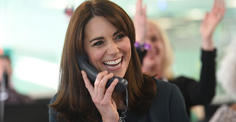 Sorridente, Kate Middleton aparece com os cabelos mais curtos em evento real