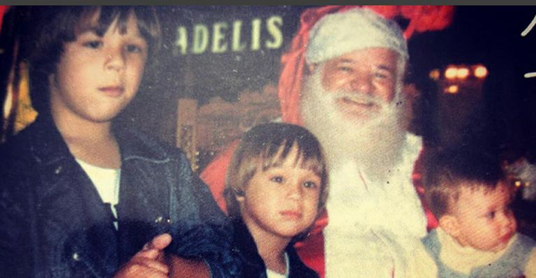 Reconhece? KLB aparece em foto da infância com o Papai Noel