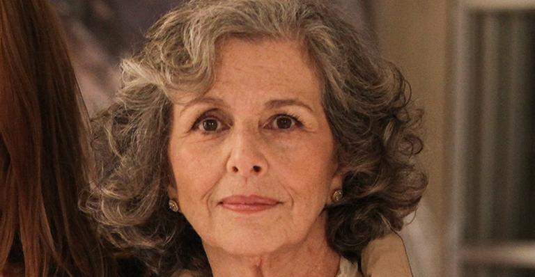 Irene Ravache revela que gostaria de ter se dedicado mais ao filhos: ‘não tinha essa consciência’