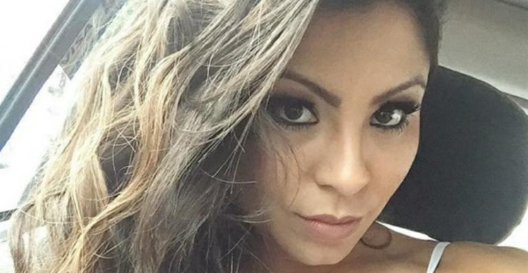 Andressa Ferreira exibe marquinha sexy de biquíni e brinca: “Cor do pecado”