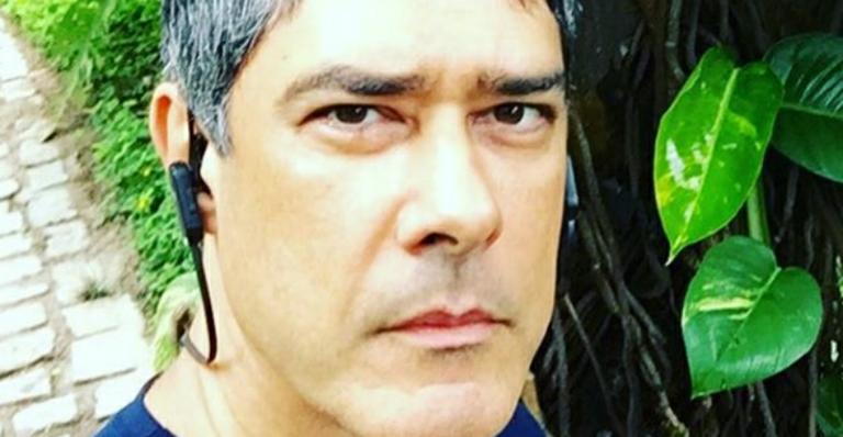 William Bonner tira os pontos do umbigo e brinca: “Não posso mais rir nem espirrar”