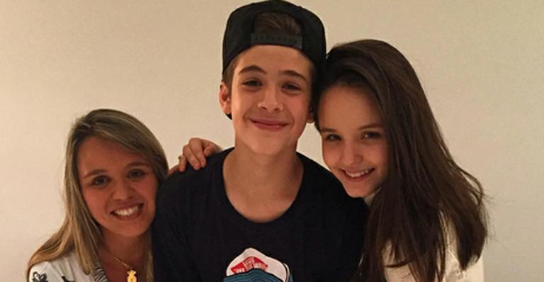 Larissa Manoela faz festinha surpresa para João Guilherme