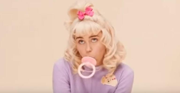 Com peruca e chupeta, Miley Cyrus divulga prévia de novo clipe