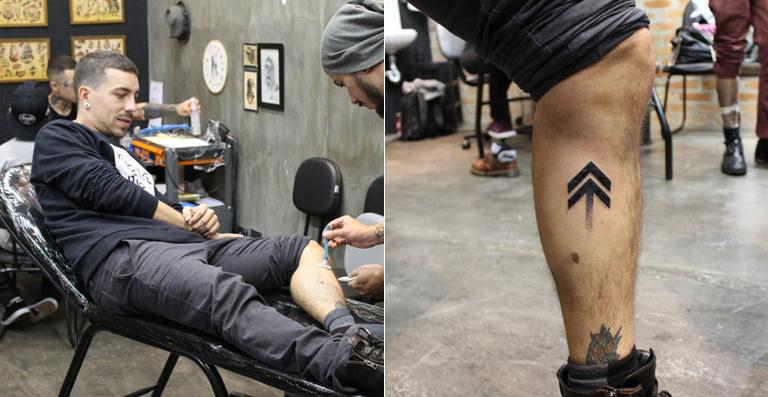Di Ferrero faz tatuagem com símbolo do novo álbum