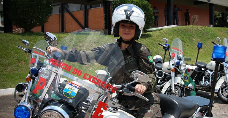 Eliana vira militar por um dia em treinamento no Exército