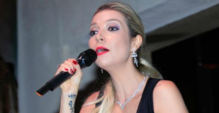 Luiza Possi faz pocket show em São Paulo