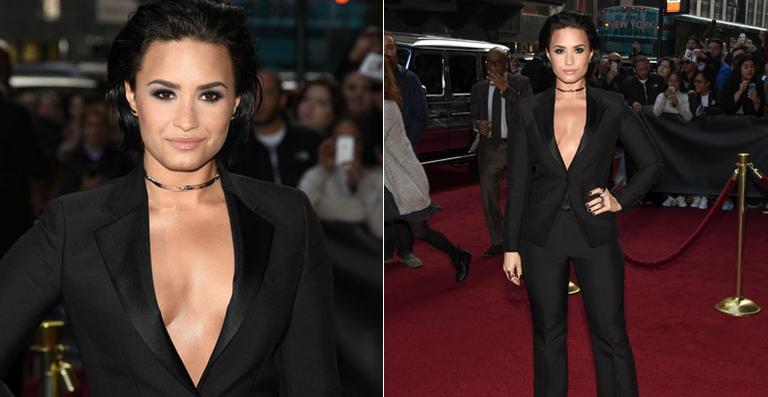 Demi Lovato abusa do decote em premiação da música