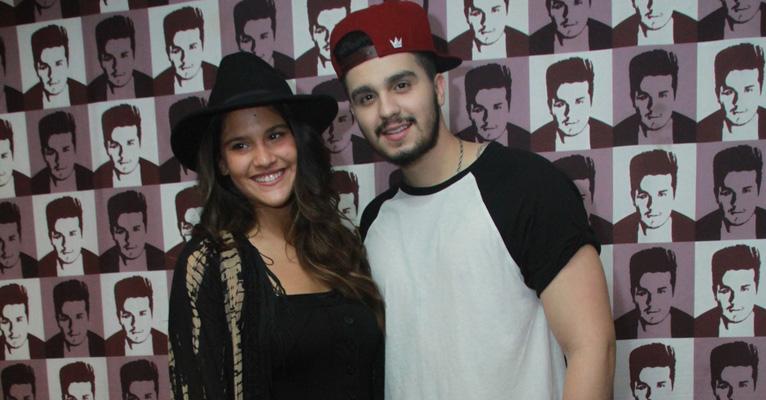 Solteira, Giulia Costa curte apresentação de Luan Santana no Rio