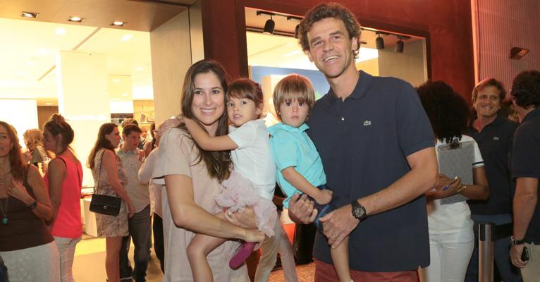 Guga marca presença em evento de moda ao lado da mulher e dos filhos pequenos
