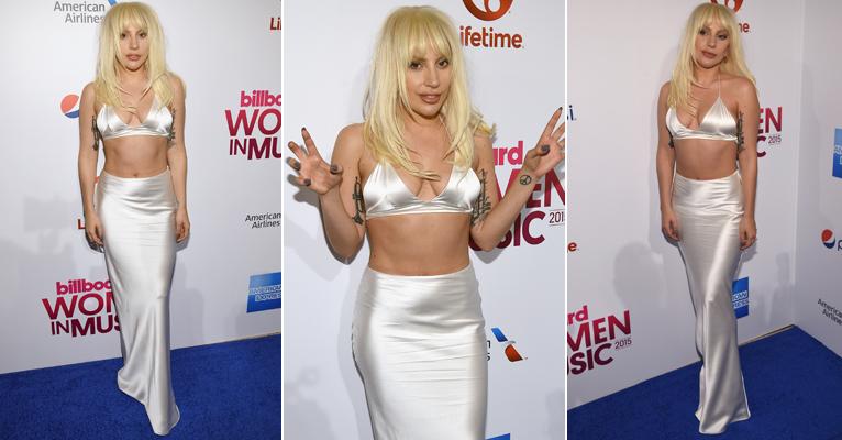 Quase sem maquiagem, Lady Gaga exibe barriga seca em evento em NY