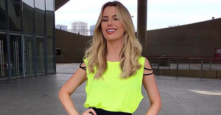 Fernanda Keulla malha no sábado e mostra a barriga trincada