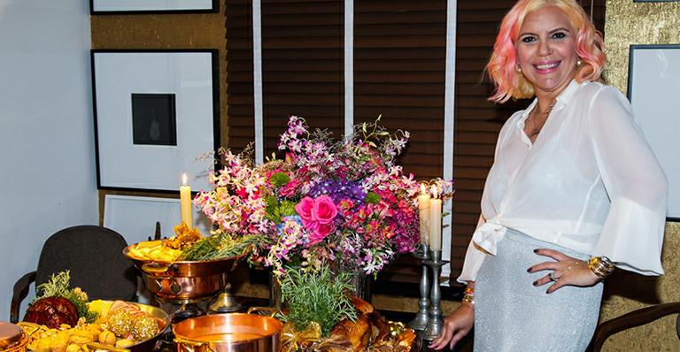 Astrid Fontenelle radicaliza e aparece com o cabelo rosa em festa ao lado de amigos