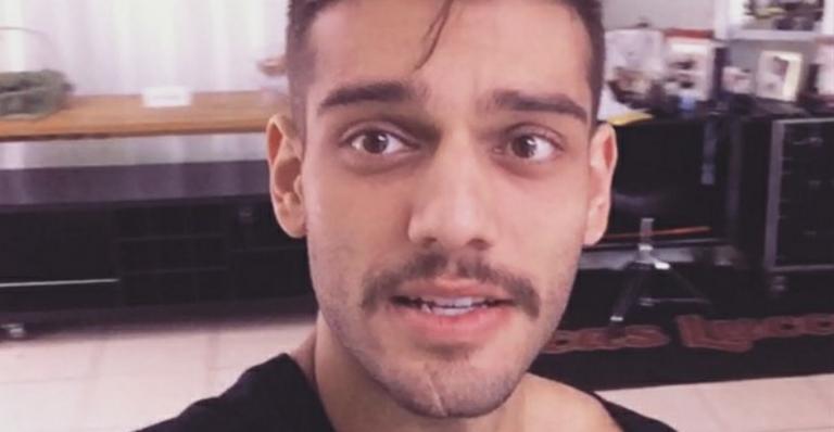 Lucas Lucco exibe corpo sarado em dia de praia
