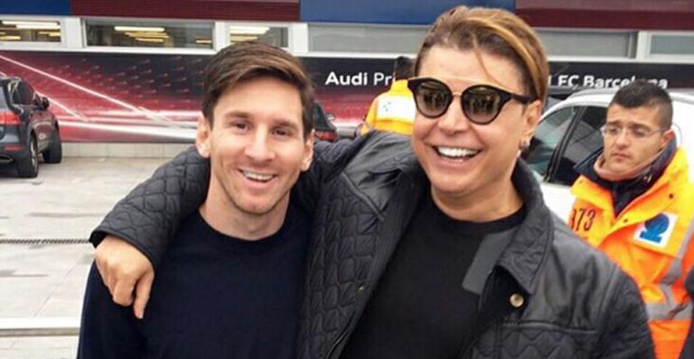 David Brazil posa em Barcelona ao lado de Lionel Messi