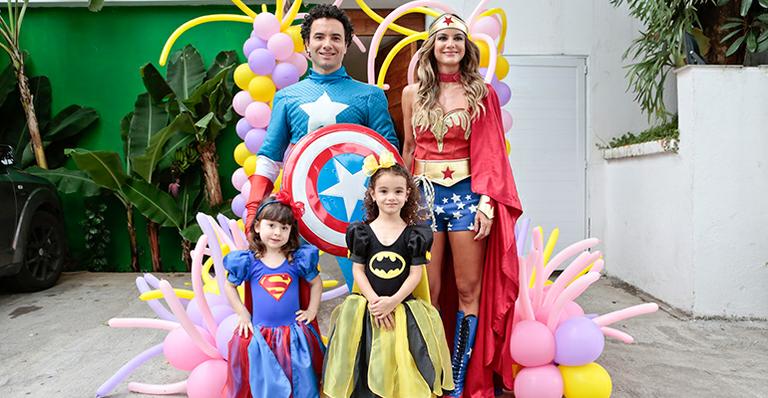 Marco Luque e Flávia Vitorino festejam aniversário duplo das herdeiras Mel e Isa