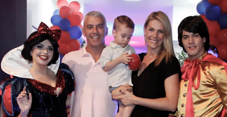 Filho de Ana Hickmann, Alexandre Jr. se diverte com a Branca de Neve em festa