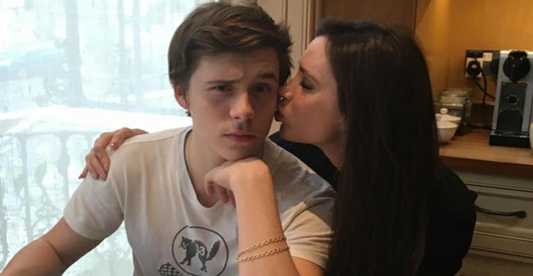 Brooklyn Beckham ganha beijinho de Victoria em foto: “Envergonhando”