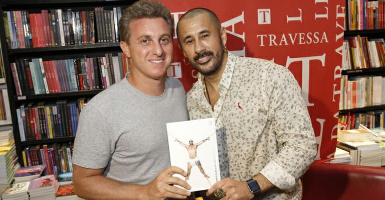 Luciano Huck prestigia lançamento de livro no Rio